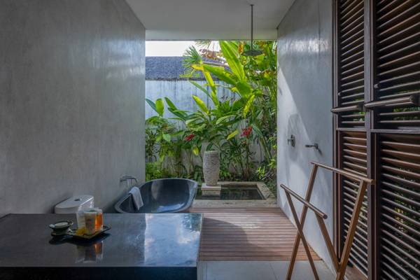 Saba Villas Bali Villa Bima Bathroom Two with Bathtub | Canggu, Bali
