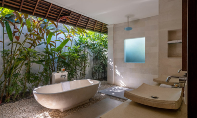 Saba Villas Bali Villa Nakula En-Suite Bathroom One with Bathtub | Canggu, Bali