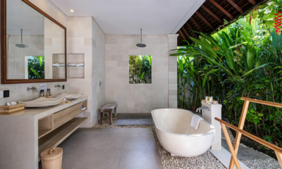 Saba Villas Bali Villa Sadewa Bathroom One with Bathtub | Canggu, Bali