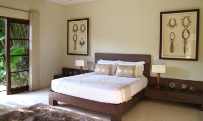 Nyaman Villas 4 Bedroom Pool Villa Bedroom with Side Lamps | Seminyak, Bali