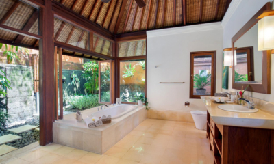 Villa Bunga Wangi En-Suite Bathroom with Bathtub | Canggu, Bali
