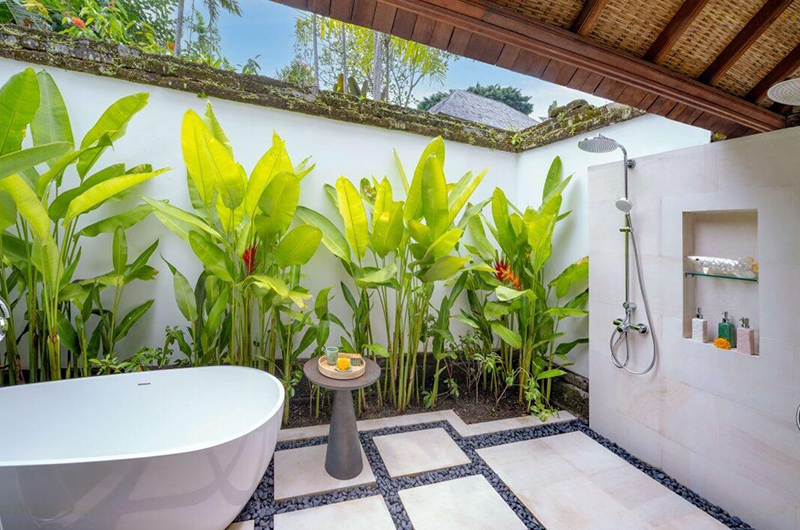 Villa Frangipani Riverside Pavilion Bathroom with Bathtub | Canggu, Bali
