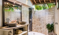 Villa Phinisi Bathroom | Seminyak, Bali