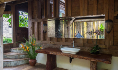 Hartland Estate Bathroom with Mirror | Ubud, Bali