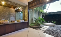 Villa Cinta Outdoor Bathtub | Seminyak, Bali