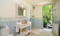 Casa Cinta 2 Bathroom with Shower | Batubelig, Bali