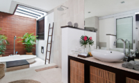 Villa Sabtu En-Suite Bathroom with Mirror and Bathtub | Seminyak, Bali