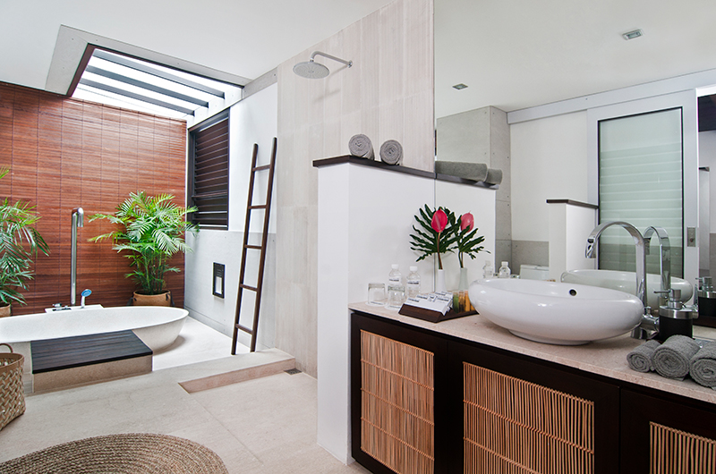 Villa Sabtu En-Suite Bathroom with Mirror and Bathtub | Seminyak, Bali