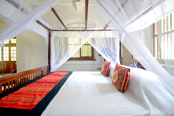 Pointe Sud Spacious Bedroom with Four Poster Bed | Mirissa, Sri Lanka