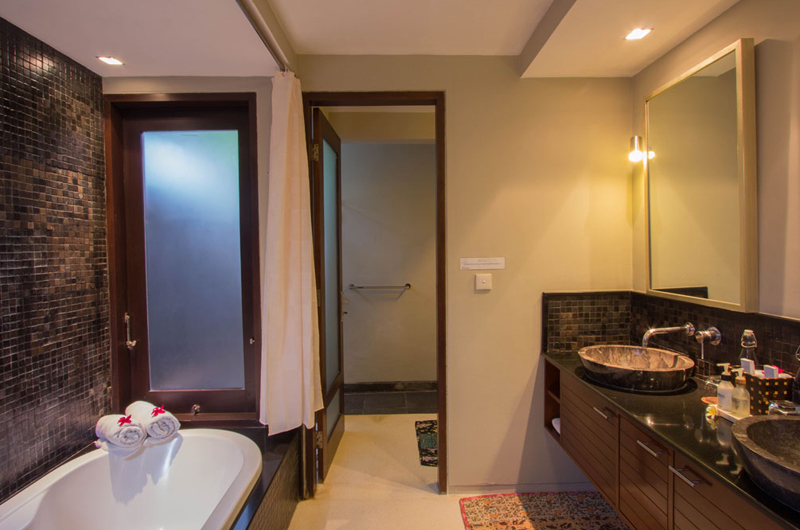 Chimera Green Bathroom with Bathtub | Seminyak, Bali