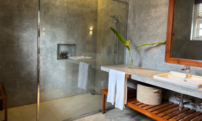 On The Rocks Master Bathroom | Unawatuna, Sri Lanka