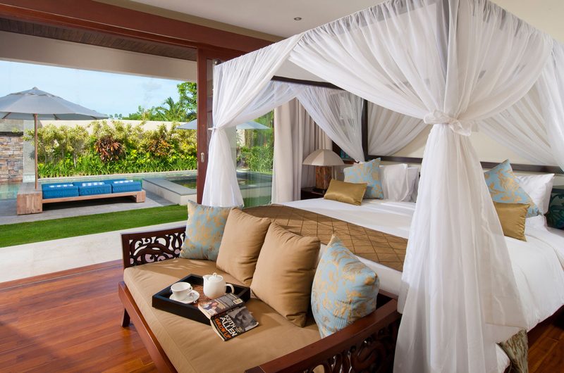 Villa Joss Bedroom with Sofa | Batubelig, Bali