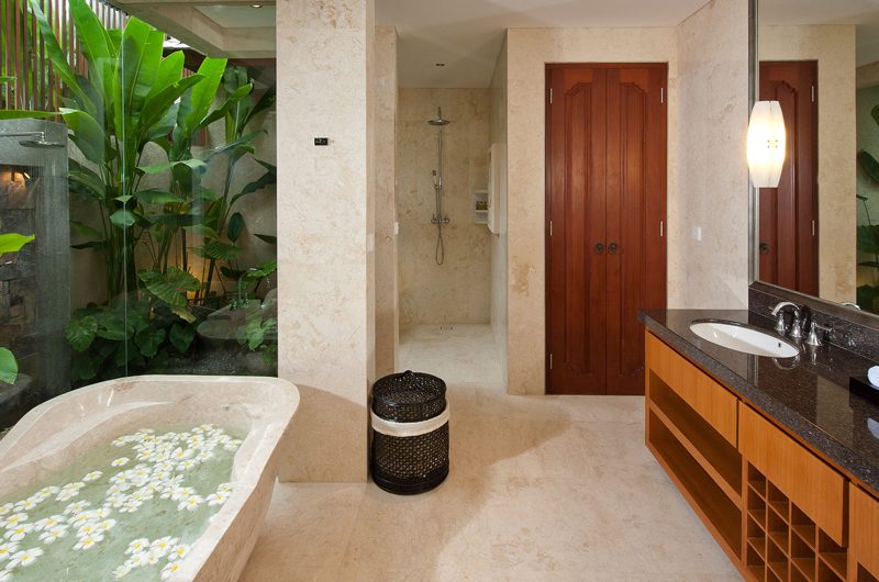 Villa Joss Semi Open Bathroom with Bathtub | Batubelig, Bali