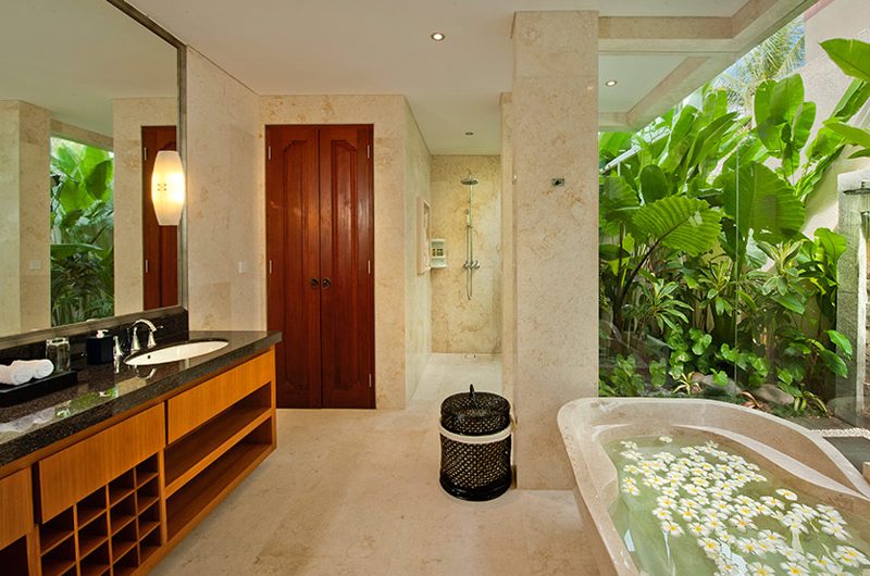 Villa Joss Bathroom with Bathtub | Batubelig, Bali
