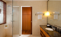 Villa Joss Bathroom with Shower | Batubelig, Bali