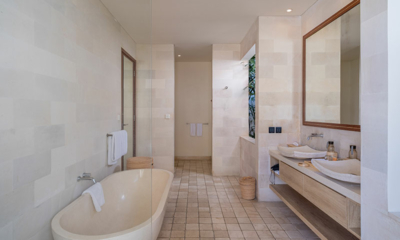 Saba Villas Bali Villa Arjuna En-Suite Bathroom with Bathtub | Canggu, Bali