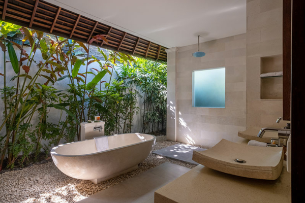 Saba Villas Bali Villa Nakula En-Suite Bathroom One with Bathtub | Canggu, Bali