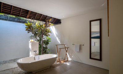 Saba Villas Bali Villa Nakula Bathroom Two with Bathtub | Canggu, Bali