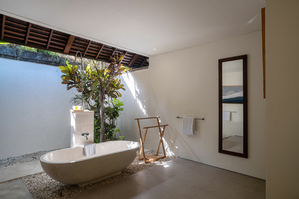 Saba Villas Bali Villa Nakula Bathroom Two with Bathtub | Canggu, Bali