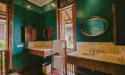 Villa Amaru His and Hers Bathroom with Mirrors I Ubud, Bali