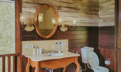 Villa Amaru Bathroom with Mirror and Lamps I Ubud, Bali