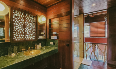 Villa Amaru Bathroom with Wooden Floor I Ubud, Bali