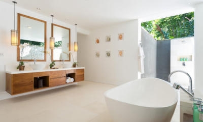 Villa Jagaditha Bathroom with Bathtub and Mirrors | Canggu, Bali