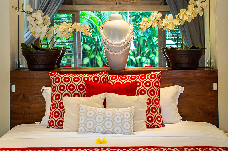 Villa Nalina Bedroom with Vase | Seminyak, Bali