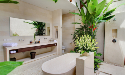 Nyaman Villas 4 Bedroom Pool Villa Bathroom with Bathtub | Seminyak, Bali