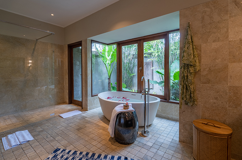 Villa Asmara Bathroom One Bathtub | Seseh, Bali