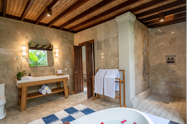 Villa Asmara Bathroom Three with Bathtub | Seseh, Bali