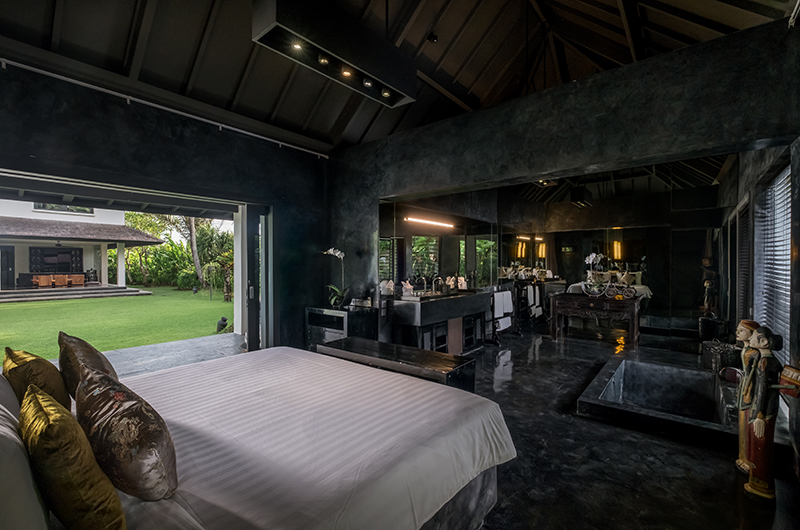 Villa Florimar Bedroom with Bathtub | Seseh, Bali