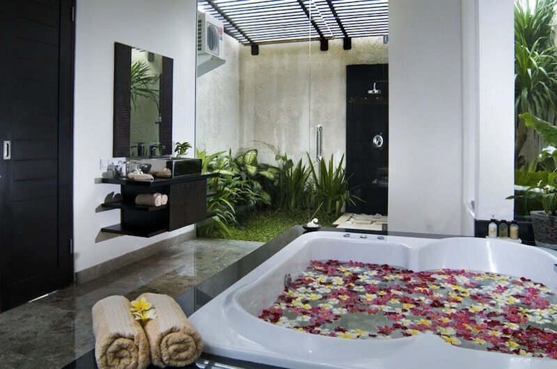 Villa Moonlight Bathroom | Uluwatu, Bali