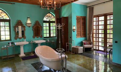 Villa Sayang d’Amour En-Suite His and Hers Bathroom with Bathtub | Seminyak, Bali
