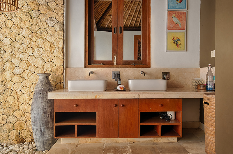 Villa Bayu Bayu Atas Bathroom Two with Mirror | Uluwatu, Bali