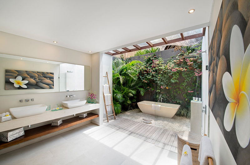 The Layar Four Bedroom Villas Bathroom with Bathtub | Seminyak, Bali
