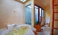 Villa Hibiscus Bathroom I Sanur, Bali