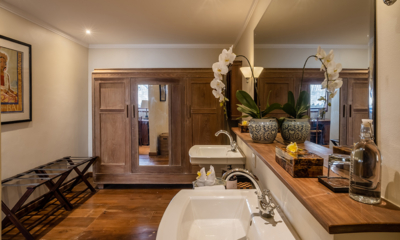 Villa Oost Indies Bathroom Three with Mirror | Seminyak, Bali