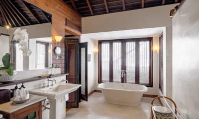 Villa Oost Indies Bathroom Two with Bathtub | Seminyak, Bali