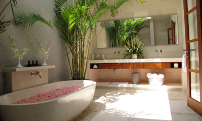 Villa Chocolat 5 Bedroom Villa Master Bathroom with Bathtub | Seminyak, Bali