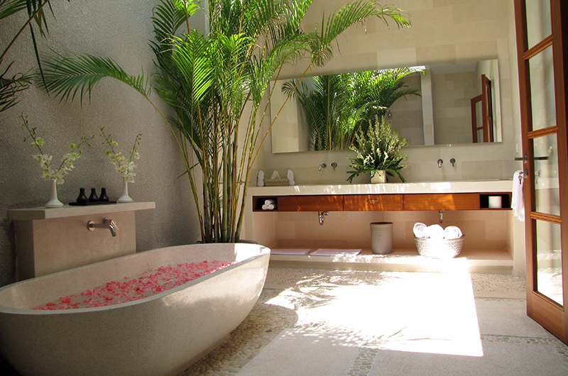 Villa Chocolat 5 Bedroom Villa Master Bathroom with Bathtub | Seminyak, Bali