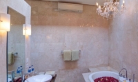 The Residence 2+1br Superior - Villa Siam Bathroom | Seminyak, Bali