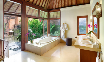 Villa Bougainvillea En-Suite Bathroom and Bathtub | Canggu, Bali
