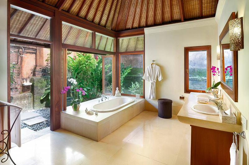 Villa Bougainvillea En-Suite Bathroom and Bathtub | Canggu, Bali