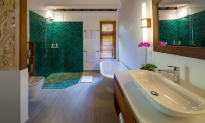 Villa Frangipani Master Bathroom with Bathtub | Canggu, Bali