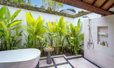 Villa Frangipani Riverside Pavilion Bathroom with Bathtub | Canggu, Bali