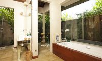 Villa Melissa Indoor Bathtub | Pererenan, Bali
