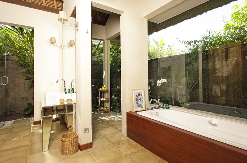 Villa Melissa Indoor Bathtub | Pererenan, Bali