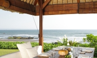 Villa Melissa Outdoor Dining Table | Pererenan, Bali