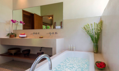 Villa Paloma Bathroom with Bathtub and Mirror | Canggu, Bali